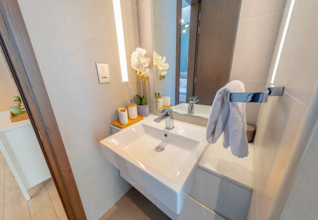 Apartment in Dubai - Amazing Skyscraper 3BR with Burj Khalifa View Apartment in Dubai - Amazing Skyscraper 3BR with Burj Khalifa View