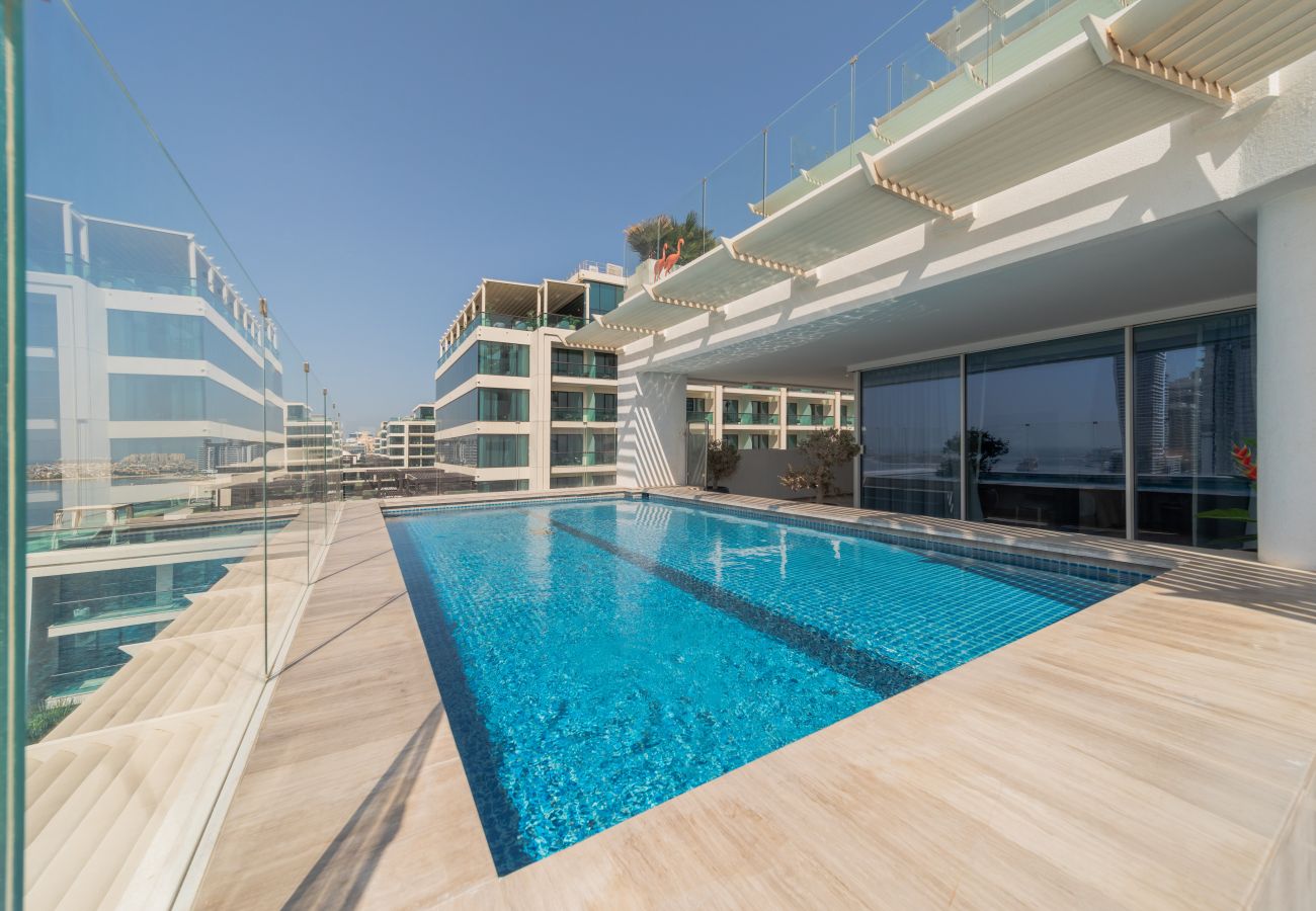 Apartment in Dubai - Jaw-dropping 3BR Apt W/Seaview & Private Pool