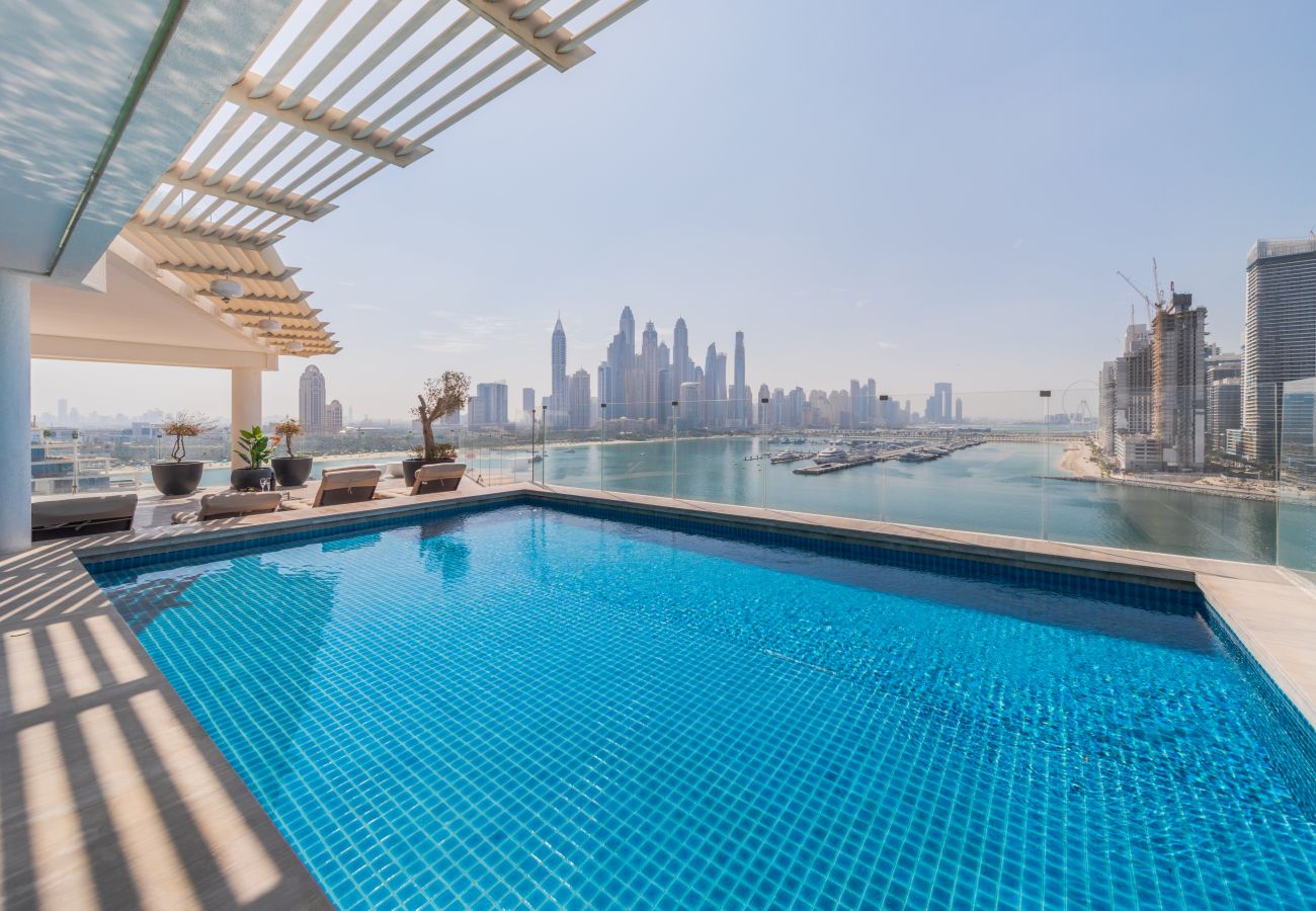 Apartment in Dubai - Jaw-dropping 3BR Apt W/Seaview & Private Pool