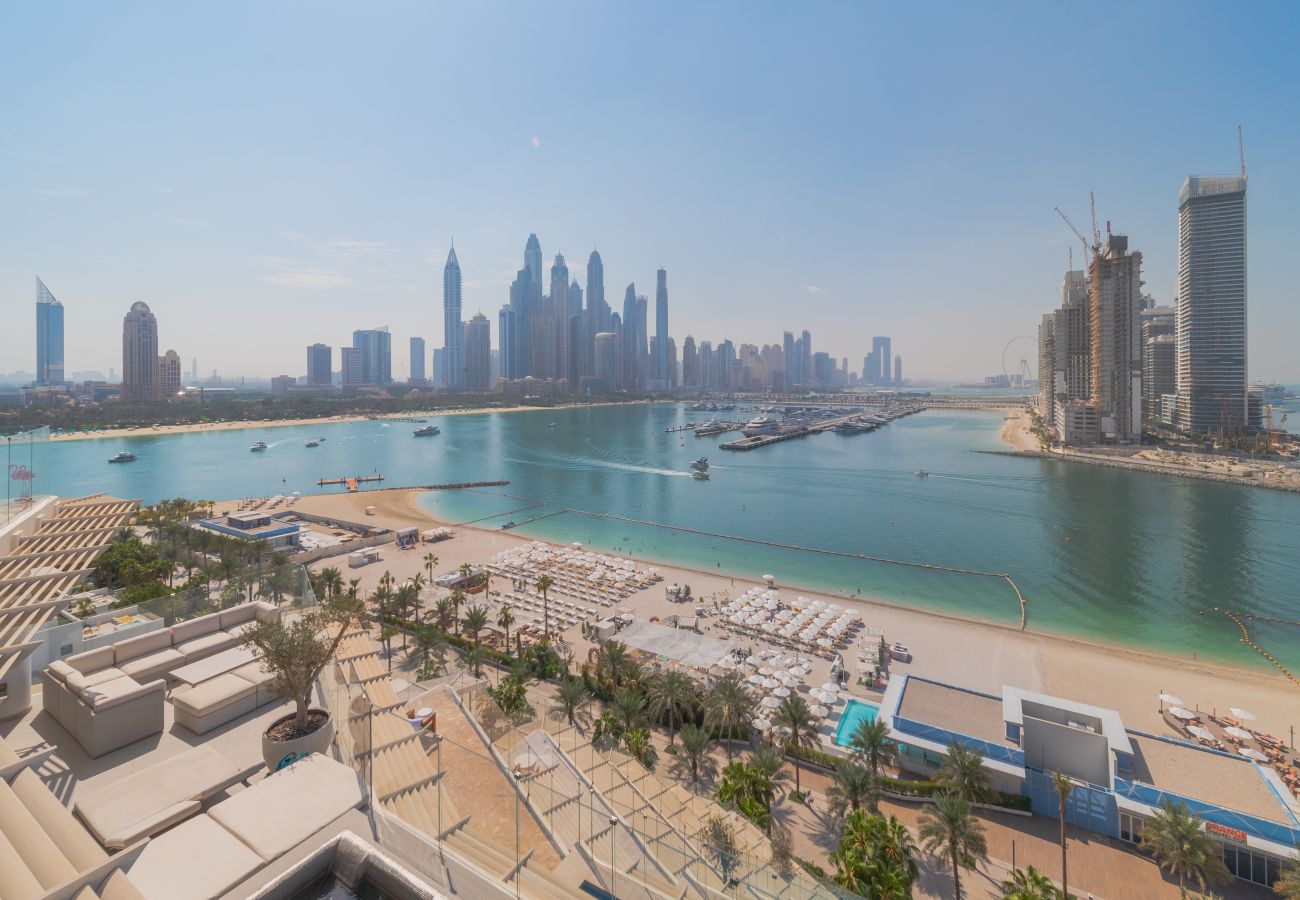 Apartment in Dubai - Jaw-dropping 3BR Apt W/Seaview & Private Pool