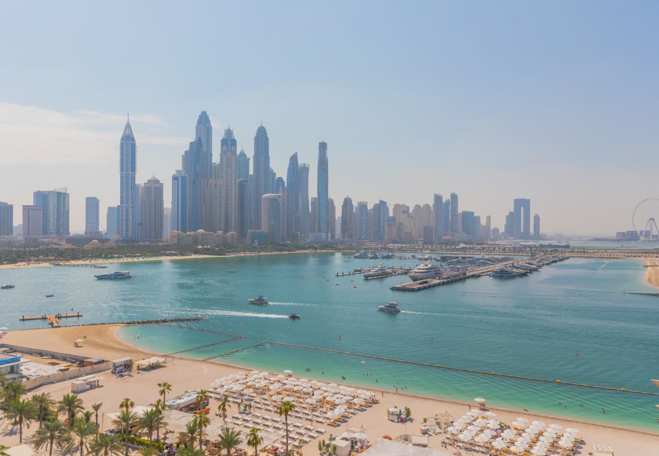 Apartment in Dubai - Jaw-dropping 3BR Apt W/Seaview & Private Pool