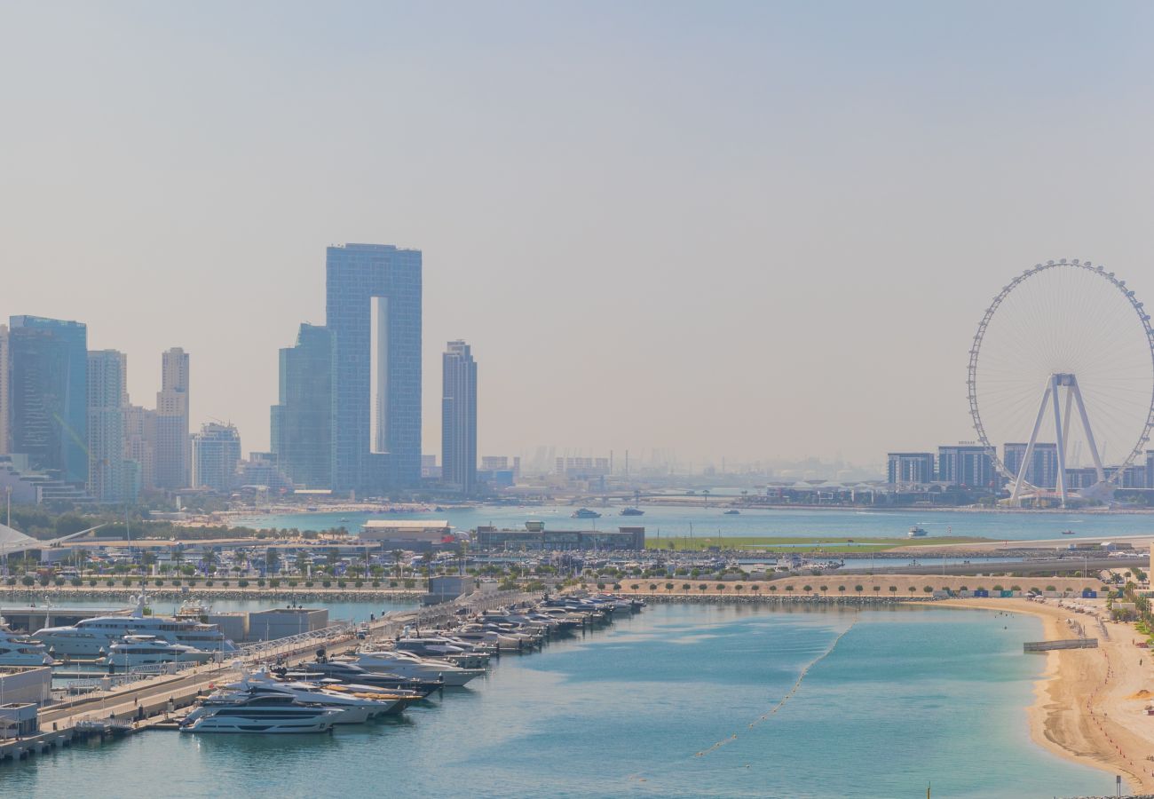 Apartment in Dubai - Jaw-dropping 3BR Apt W/Seaview & Private Pool