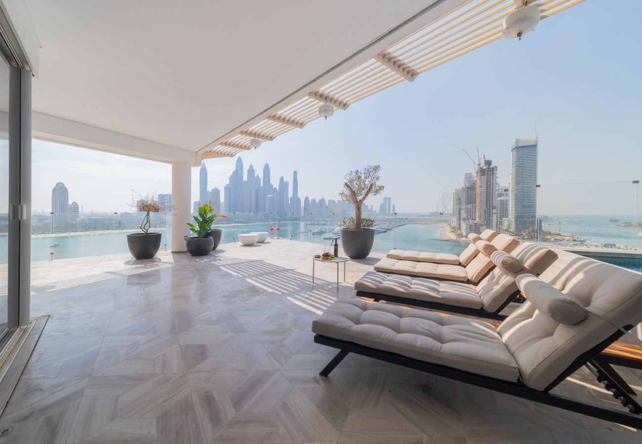 Apartment in Dubai - Jaw-dropping 3BR Apt W/Seaview & Private Pool