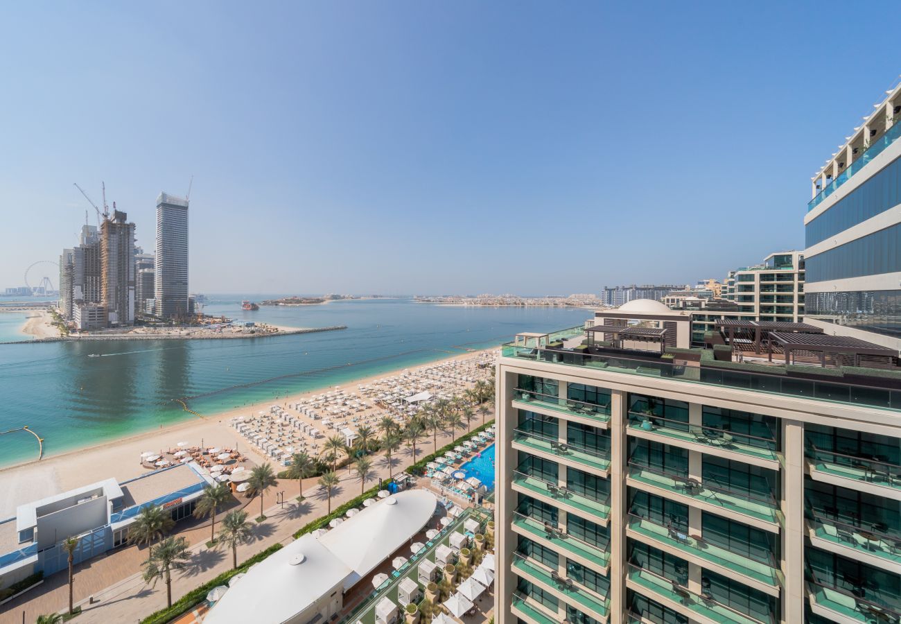 Apartment in Dubai - Jaw-dropping 3BR Apt W/Seaview & Private Pool