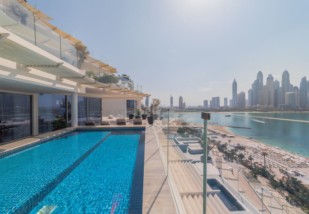 Apartment in Dubai - Jaw-dropping 3BR Apt W/Seaview & Private Pool