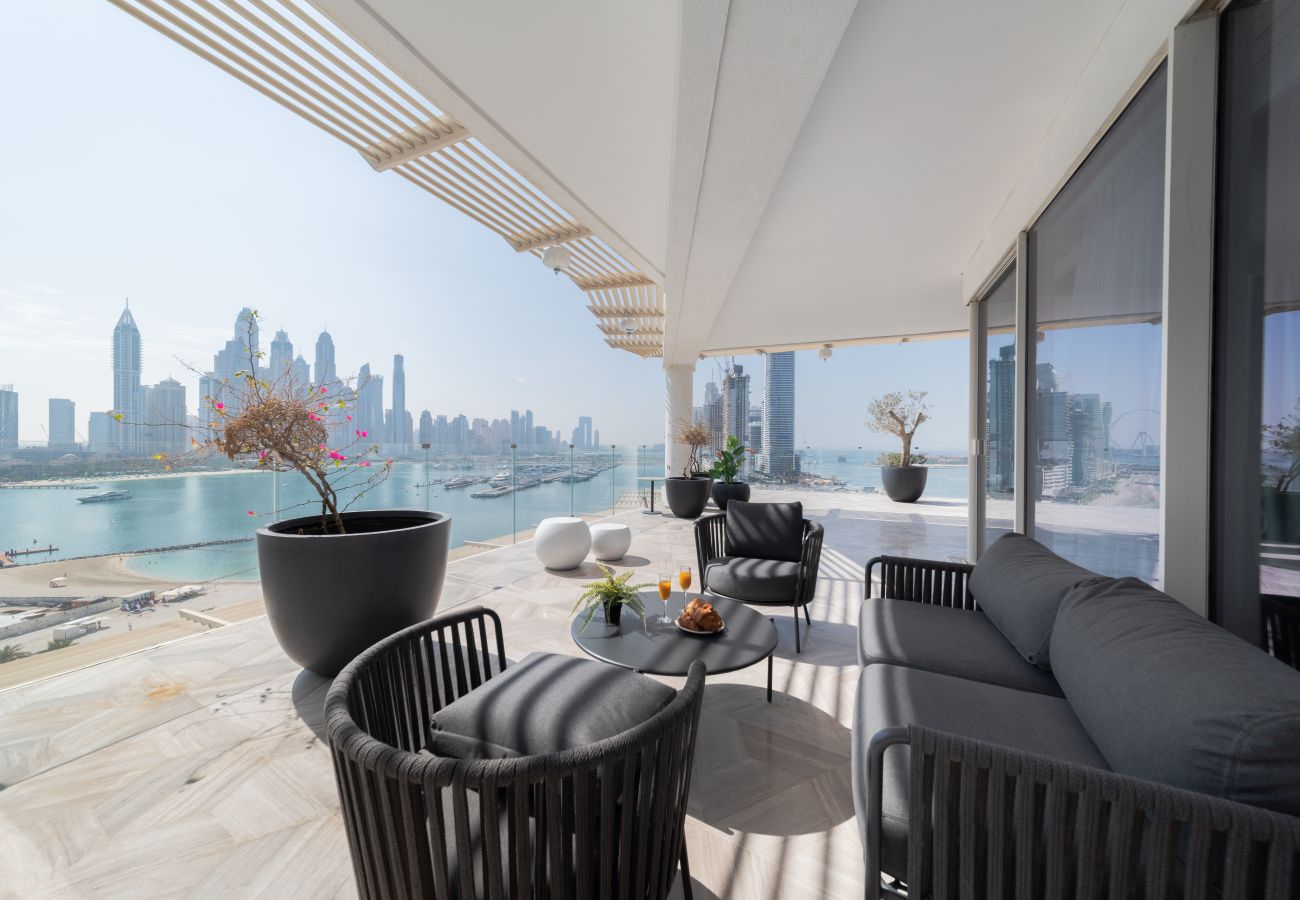 Apartment in Dubai - Jaw-dropping 3BR Apt W/Seaview & Private Pool