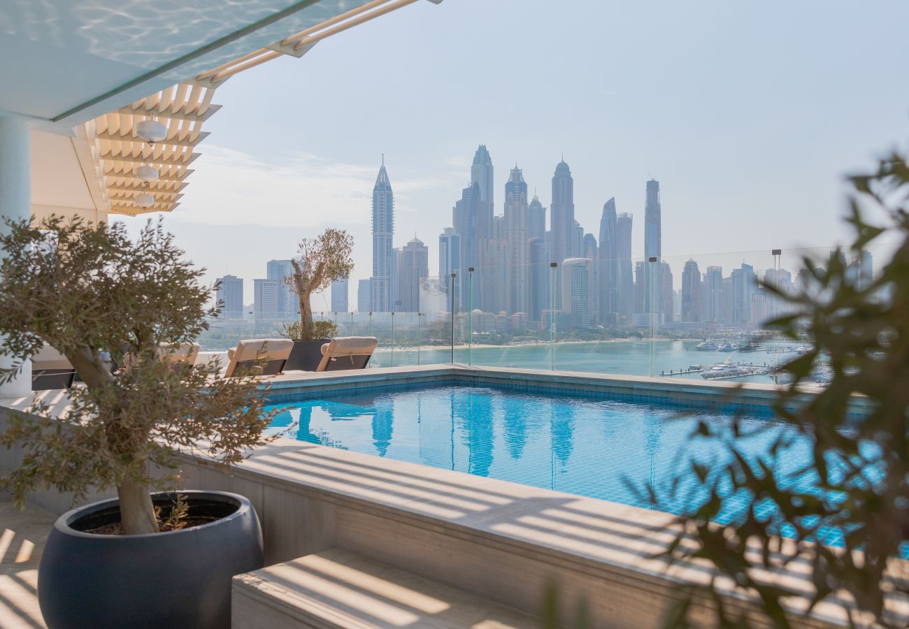 Apartment in Dubai - Jaw-dropping 3BR Apt W/Seaview & Private Pool