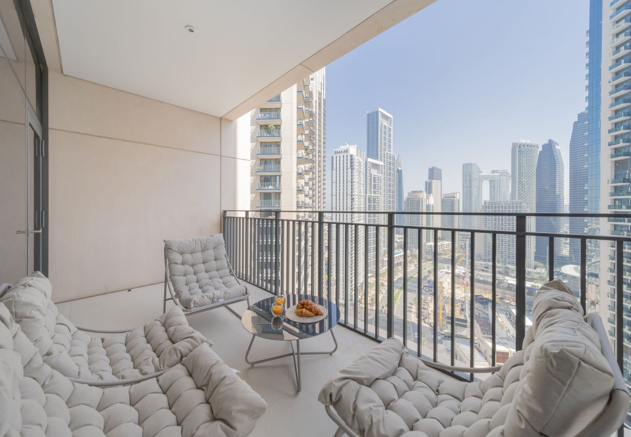 Apartment in Dubai - Modish 3BR Apt with Skyscrapers View