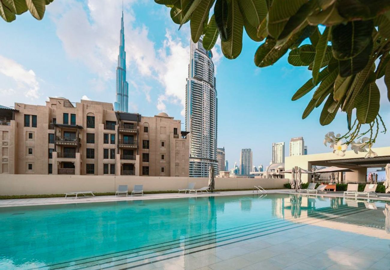 Apartment in Dubai - Chic 2BR w/ Exquisite Burj Khalifa & fountain View