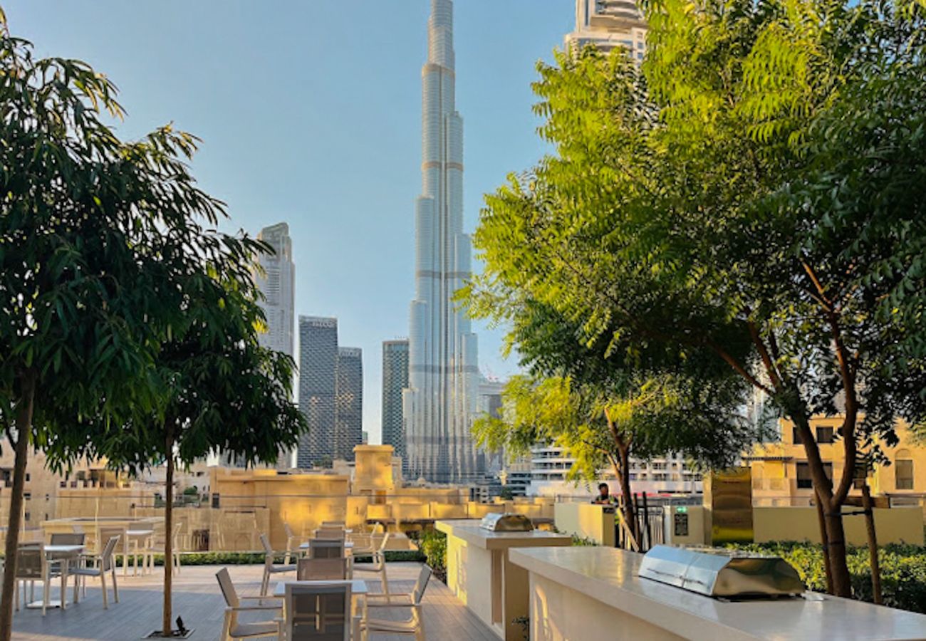 Apartment in Dubai - Chic 2BR w/ Exquisite Burj Khalifa & fountain View