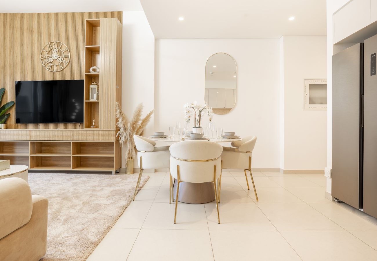 Apartment in Dubai - Chic 2BR w/ Exquisite Burj Khalifa & fountain View