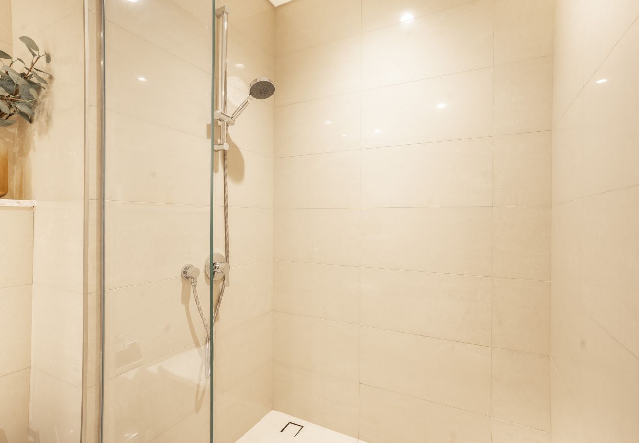 Apartment in Dubai - Chic 2BR w/ Exquisite Burj Khalifa & fountain View