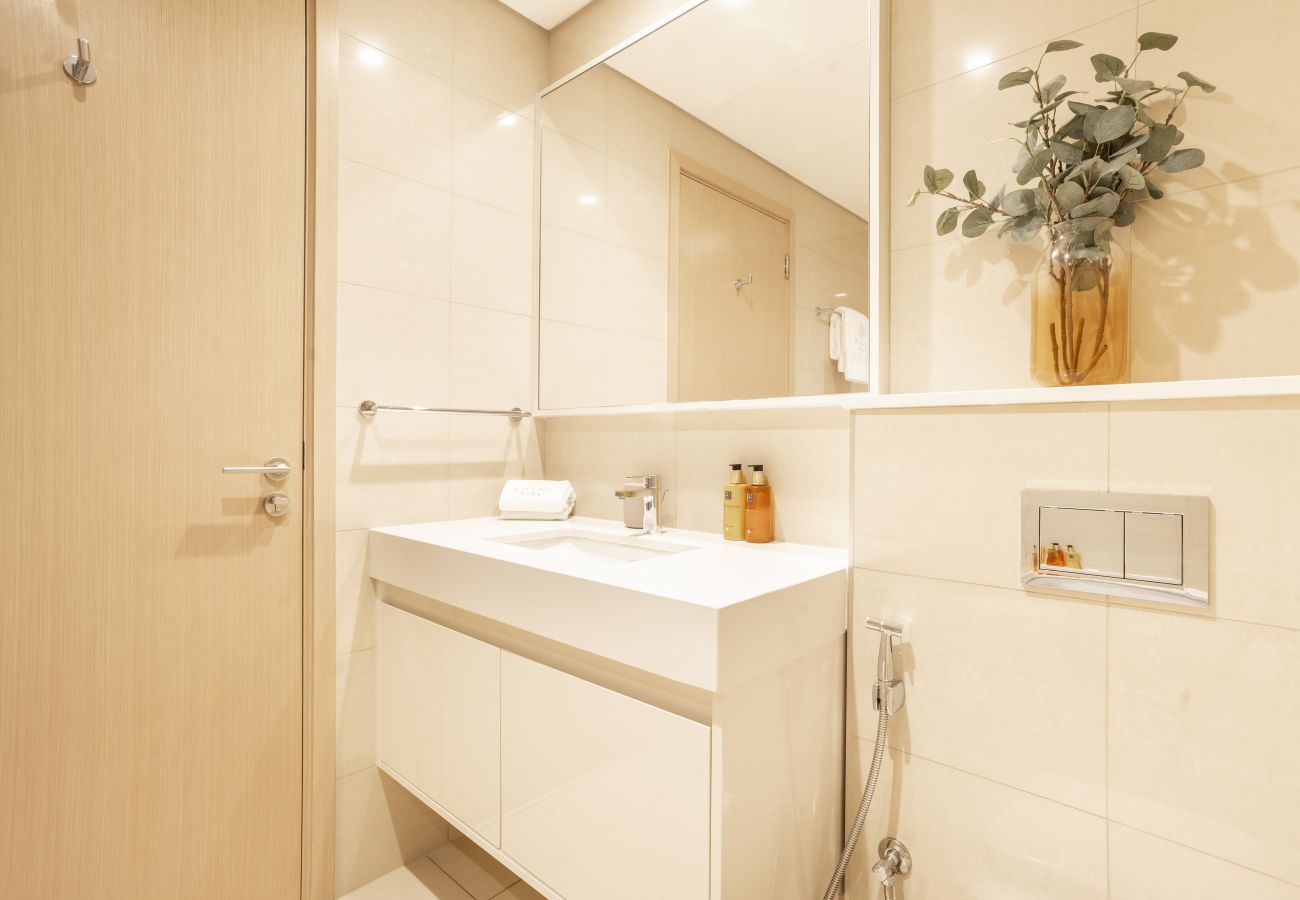 Apartment in Dubai - Chic 2BR w/ Exquisite Burj Khalifa & fountain View