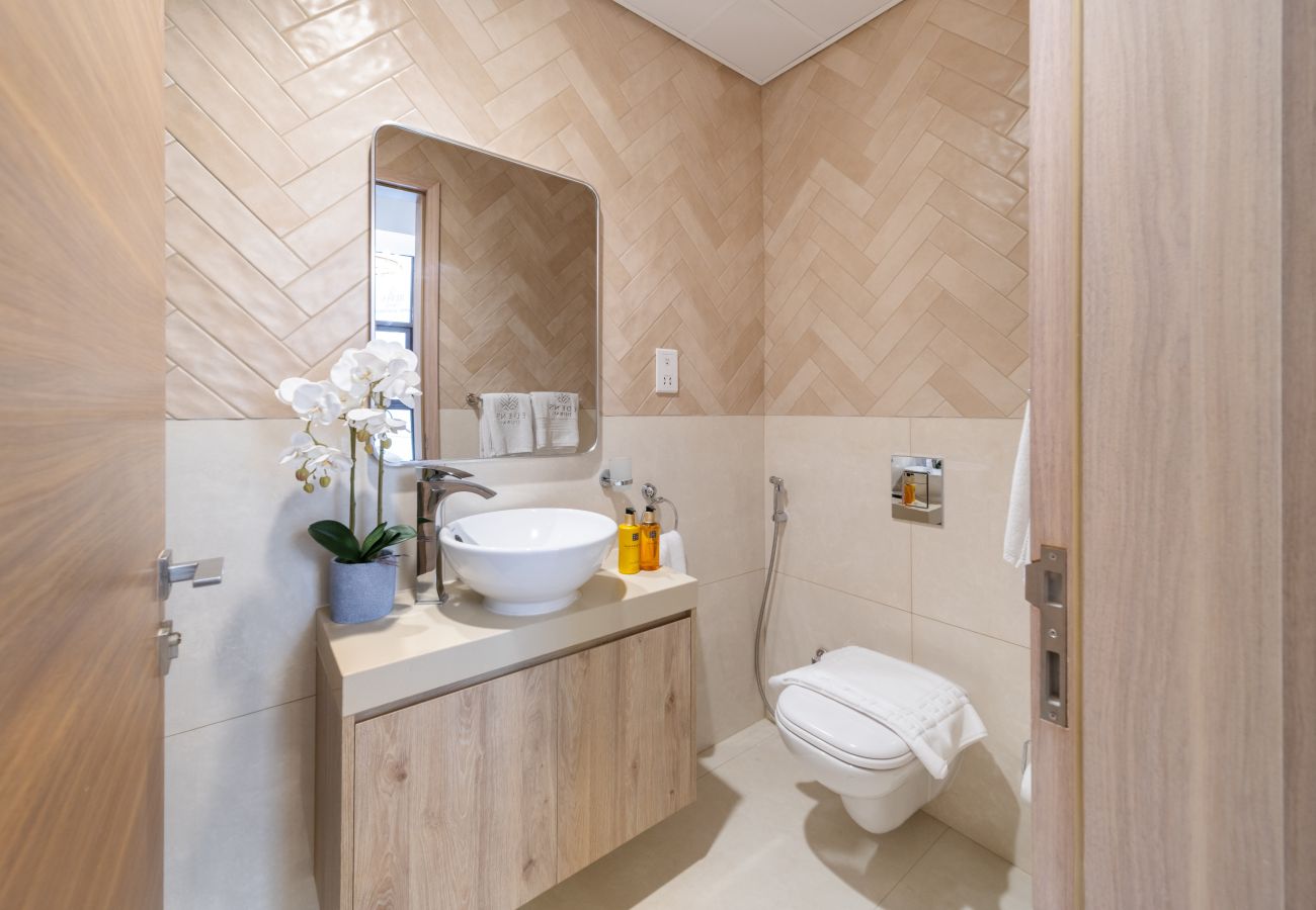 Apartment in Dubai - Chic 2BR Apt with Contemporary Design