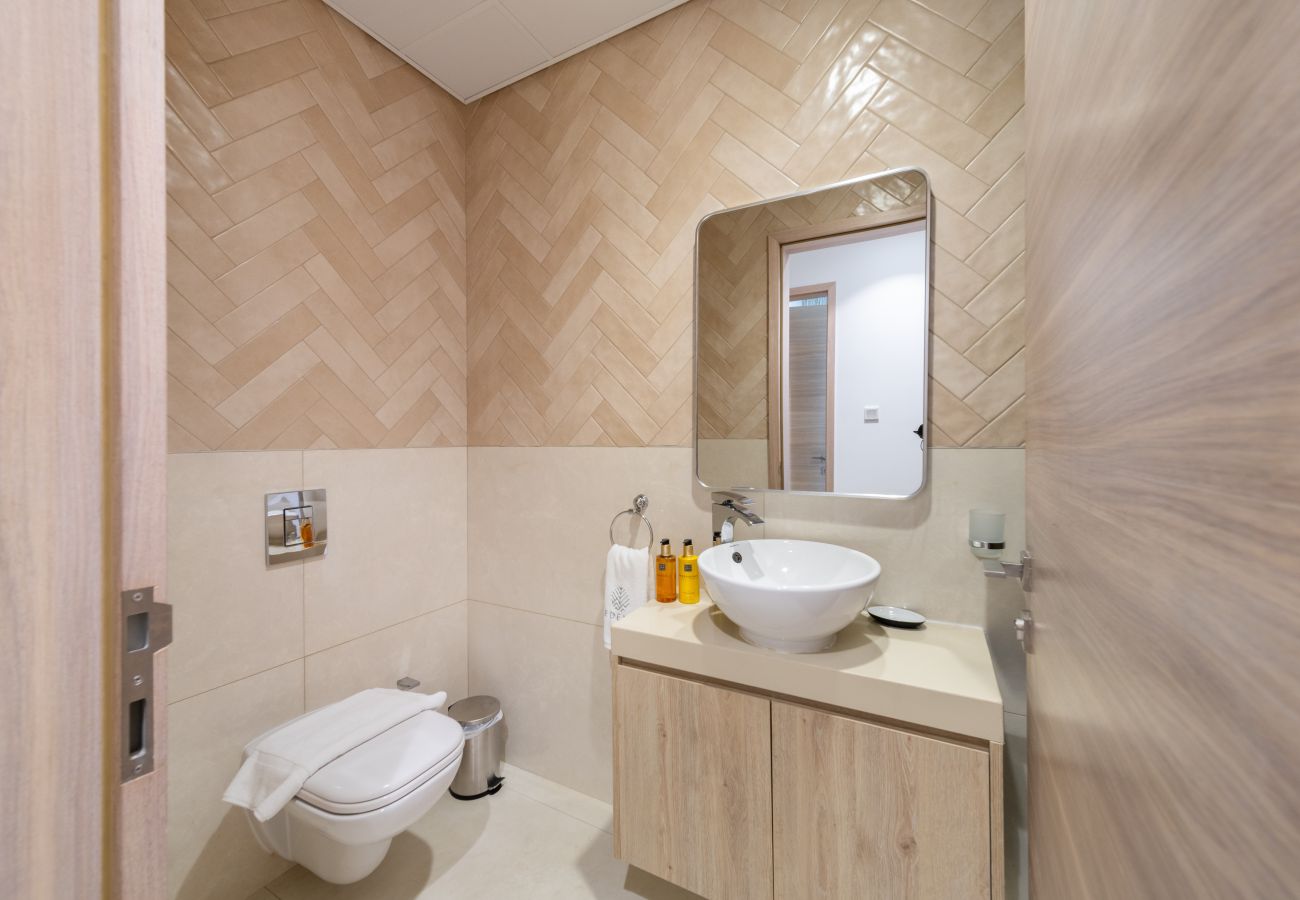 Apartment in Dubai - Chic 2BR Apt with Contemporary Design