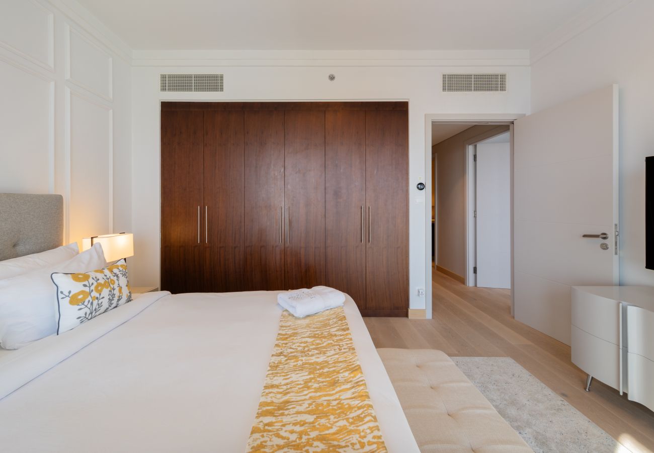 Apartment in Dubai - Stunning 3BR w/Burj Khalifa & Fountain View