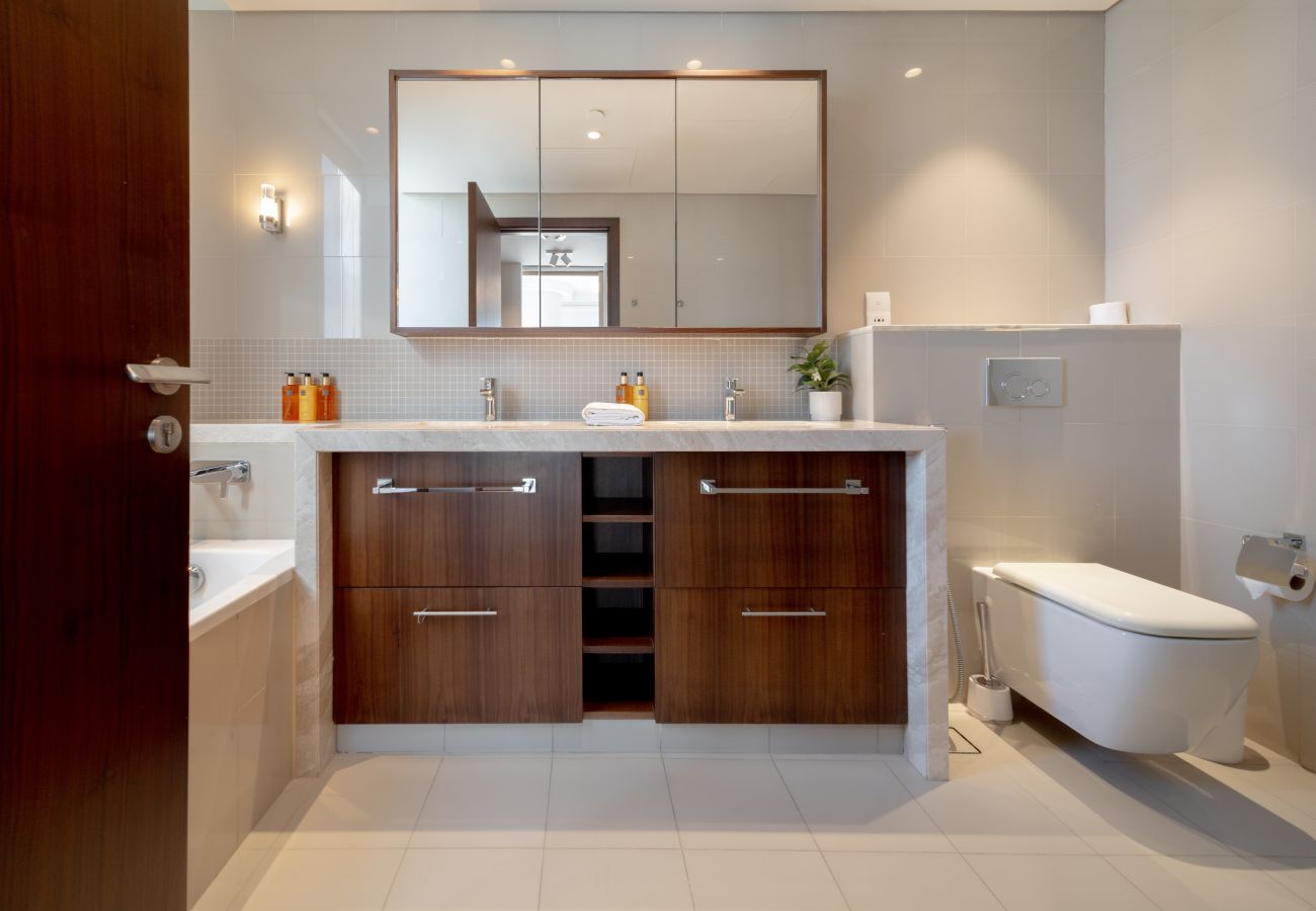 Apartment in Dubai - Stunning 3BR w/Burj Khalifa & Fountain View