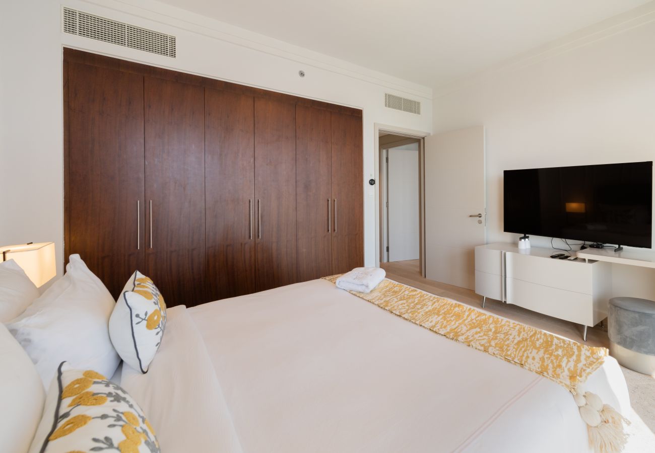 Apartment in Dubai - Stunning 3BR w/Burj Khalifa & Fountain View