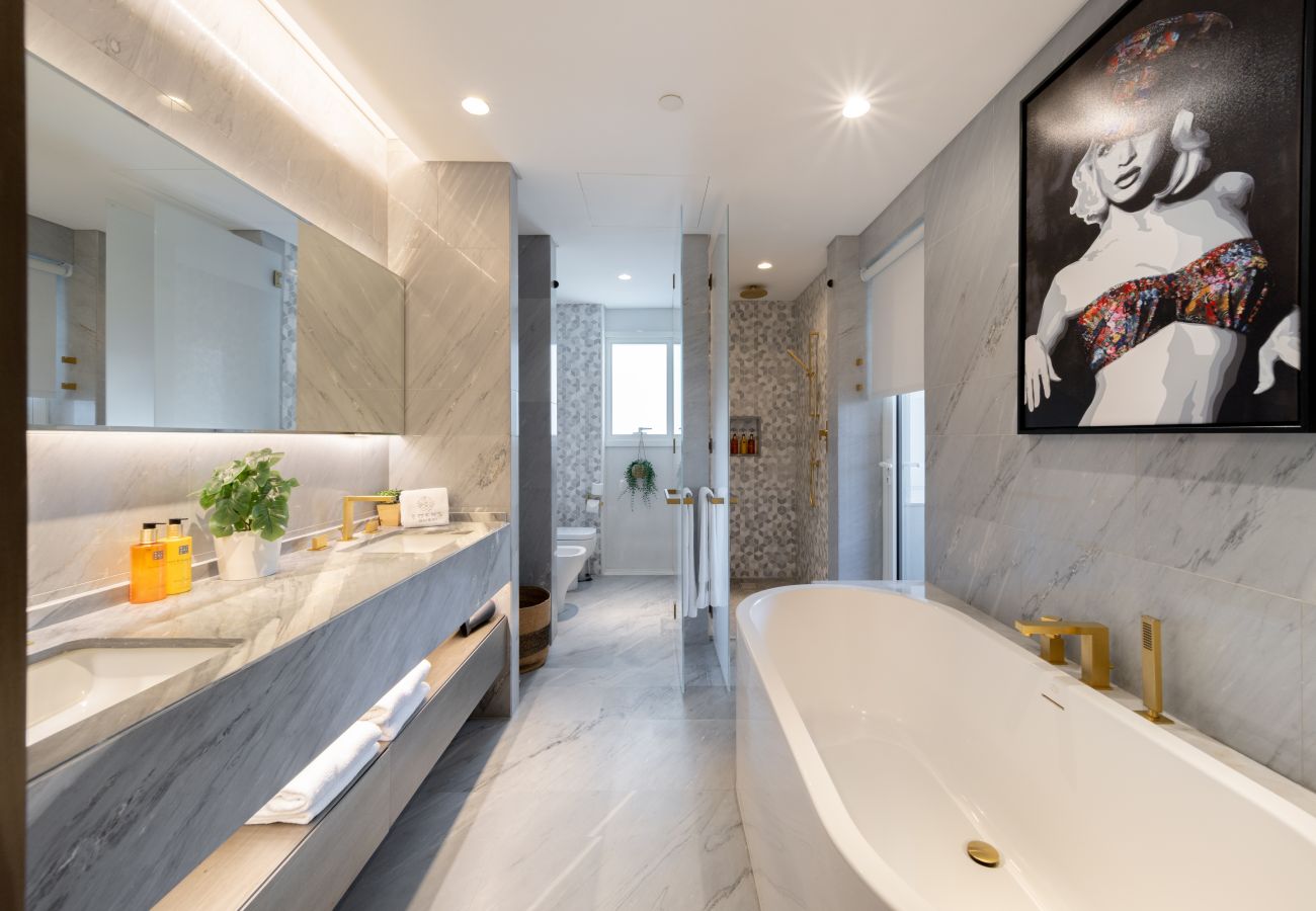 Apartment in Dubai - Luxurious Sea View Apt at FIVE Palm Jumeirah