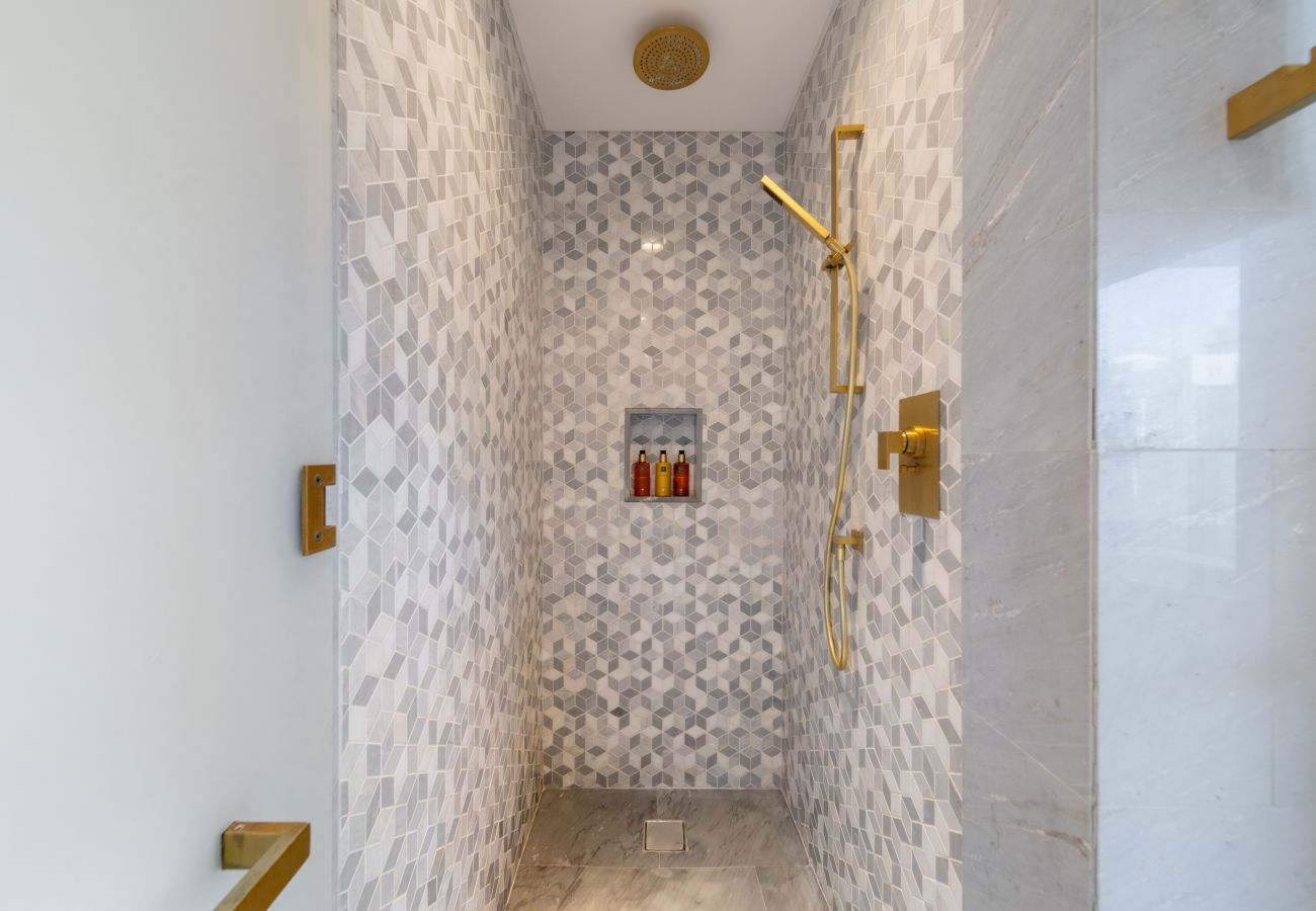 Apartment in Dubai - Luxurious Sea View Apt at FIVE Palm Jumeirah