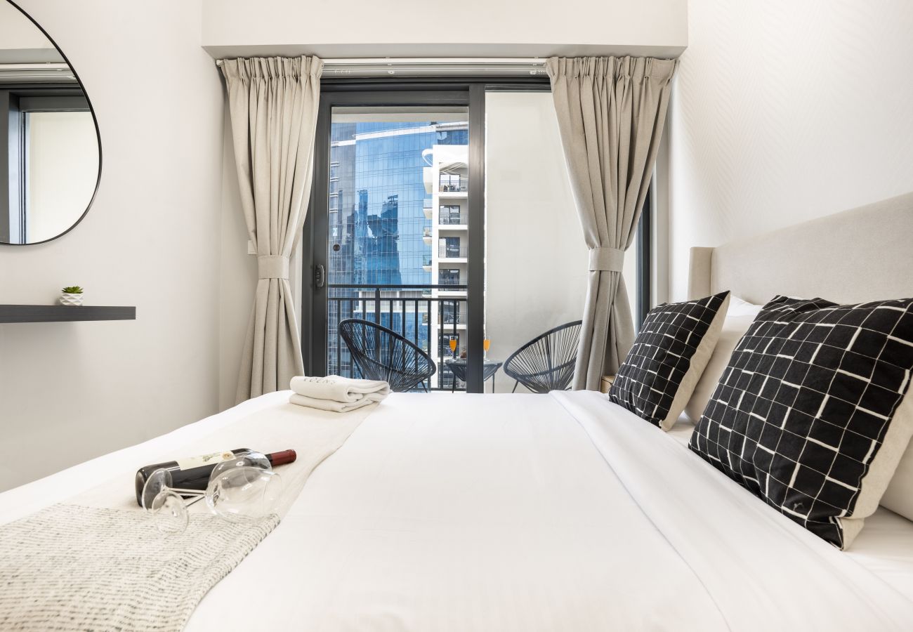 Apartment in Dubai - Spectacular 1BR Apt with Skyscrapers View