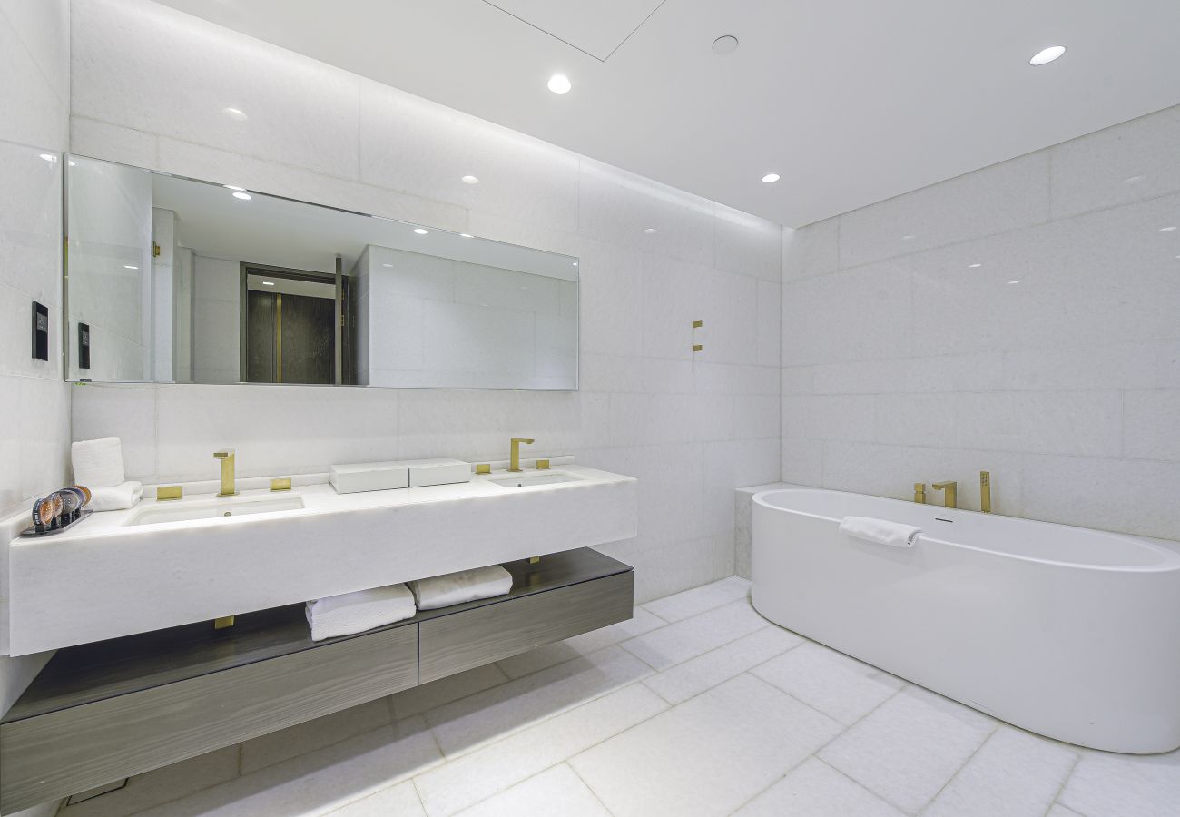 Apartment in Dubai - Glamorous 2BR Apt at FIVE with Seaview