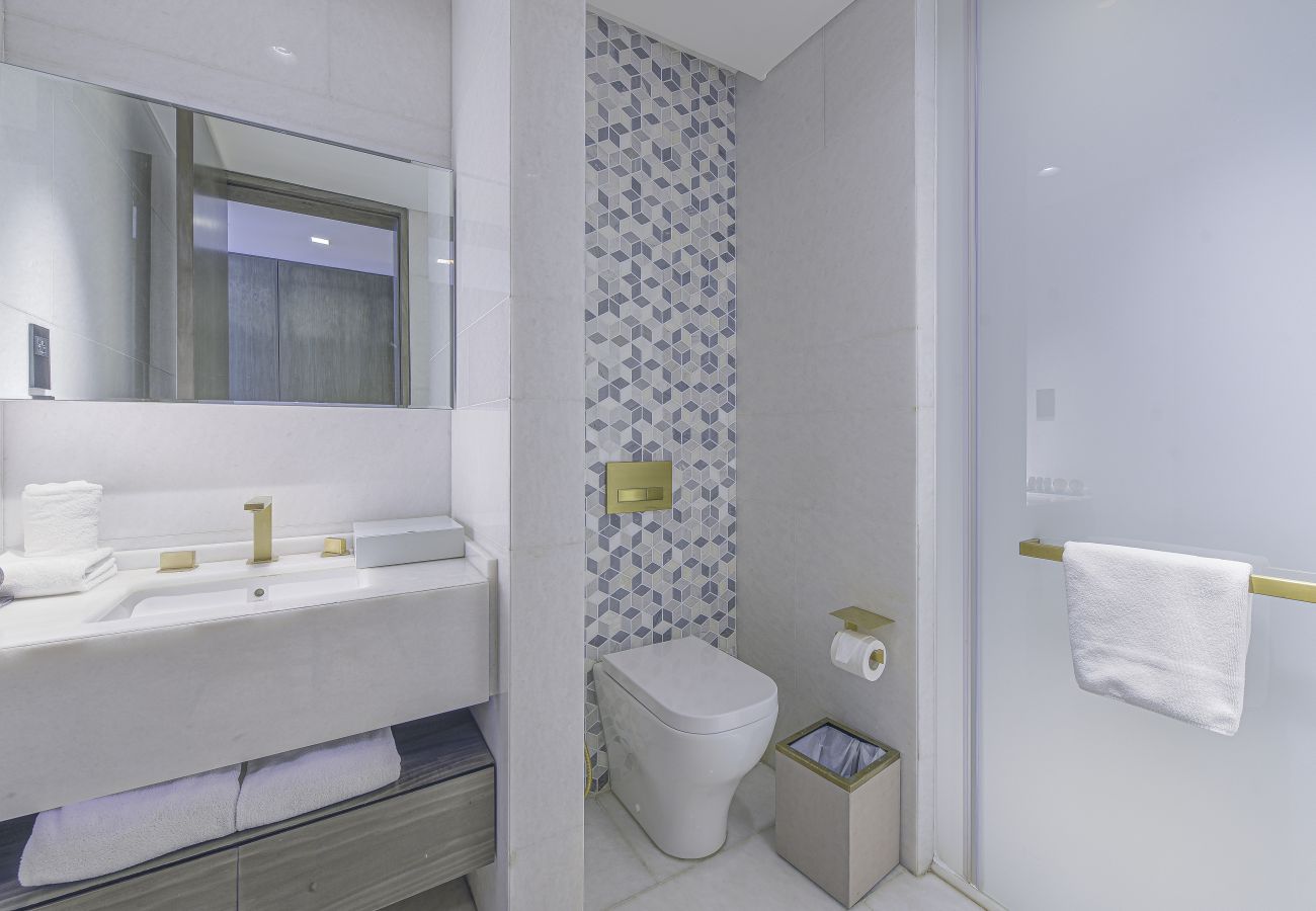 Apartment in Dubai - Glamorous 2BR Apt at FIVE with Seaview