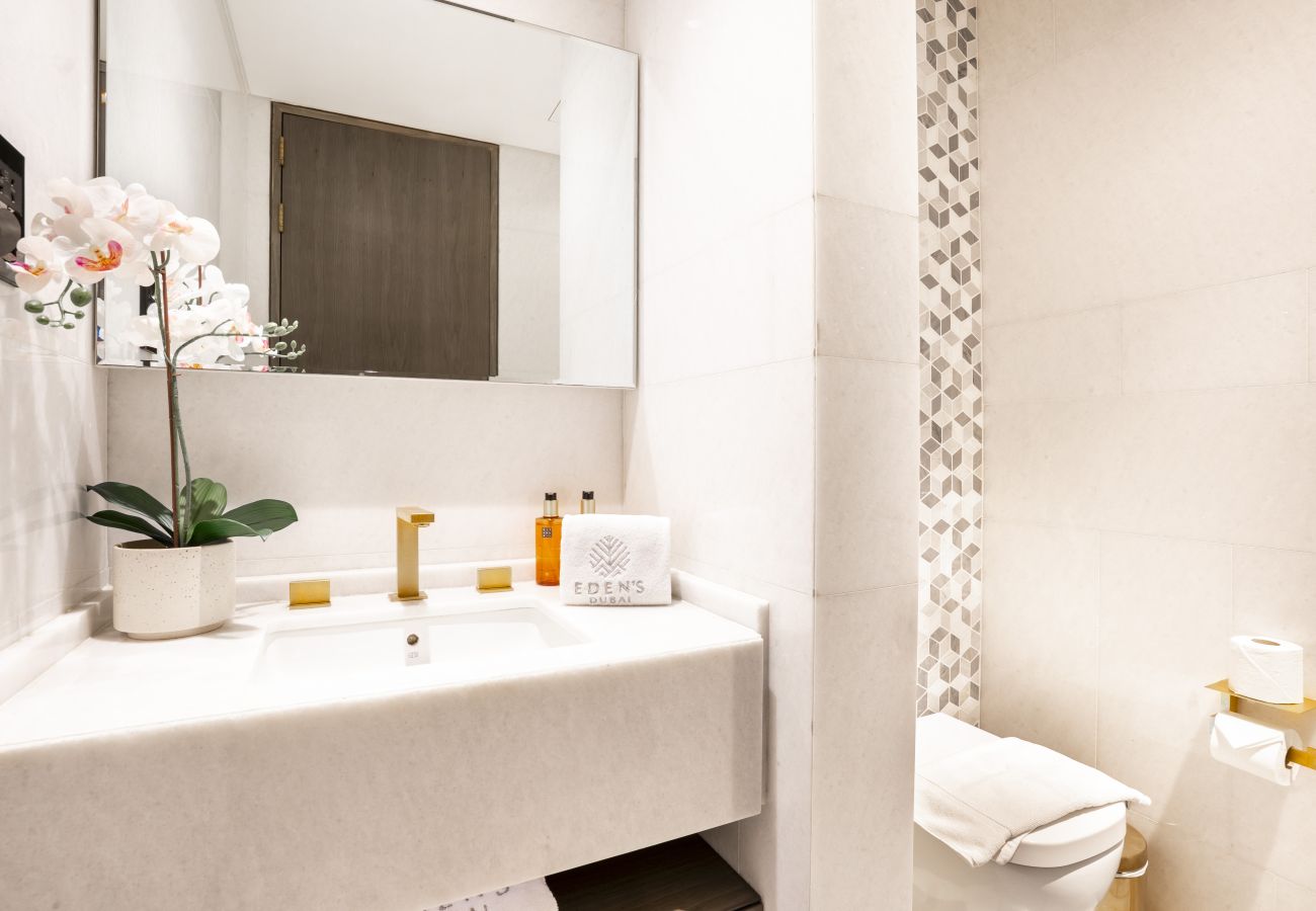 Apartment in Dubai - Glamorous 2BR Apt at FIVE with Seaview