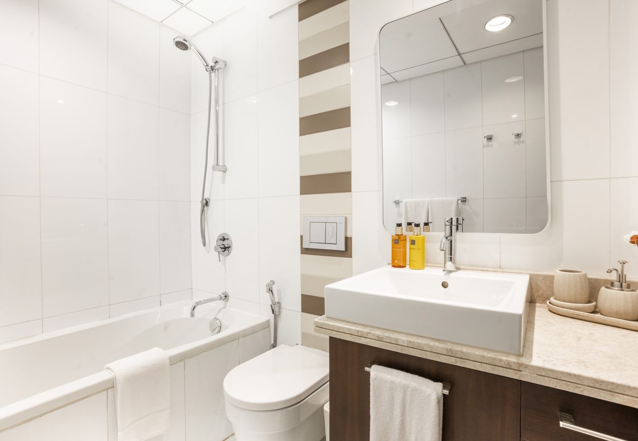 Apartment in Dubai - Contemporary 2BR Apt w/ Burj Khalifa & Fountain Views