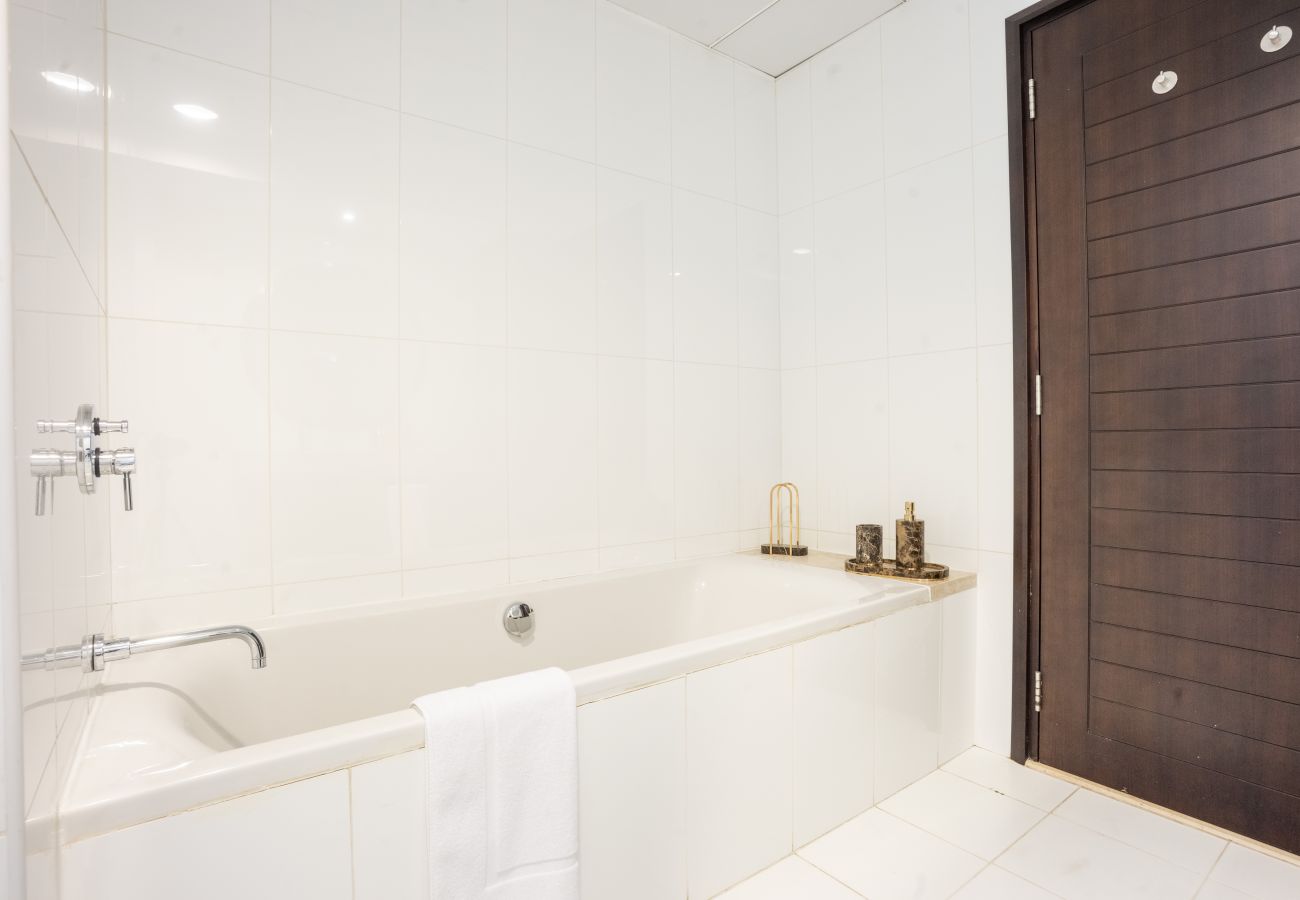 Apartment in Dubai - Contemporary 2BR Apt w/ Burj Khalifa & Fountain Views